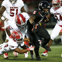 Bolingbrook’s Quentin Pringle (5) carries the ball. Allen Cunningham/For the Sun-Times.