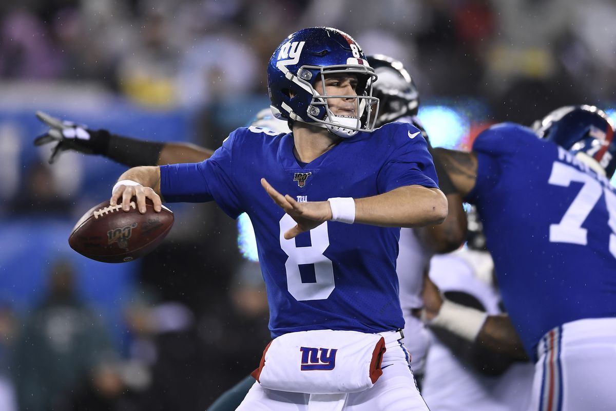 Daniel Jones #8 of the New York Giants throws during the first half of the game against the Philadelphia Eagles at MetLife Stadium on December 29, 2019 in East Rutherford, New Jersey.
