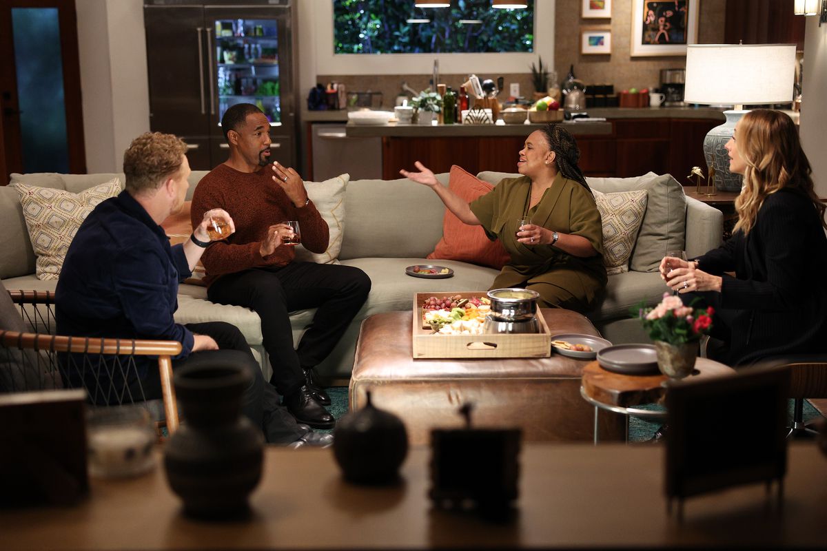 Owen (Kevin McKidd), Ben Warren (Jason George), Miranda Bailey (Chandra Wilson), and another woman sitting around a living room talking
