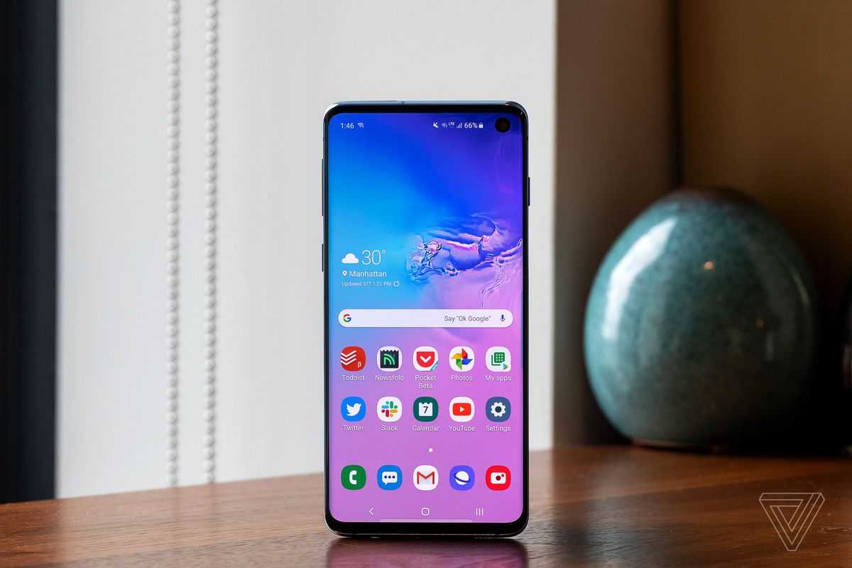 Samsung Galaxy S10 Review The Awkward Middle Child The Verge