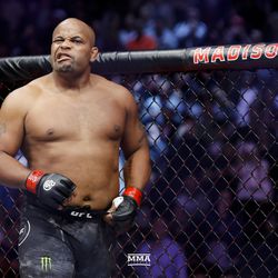 Daniel Cormier gets ready for UFC 230 fight.