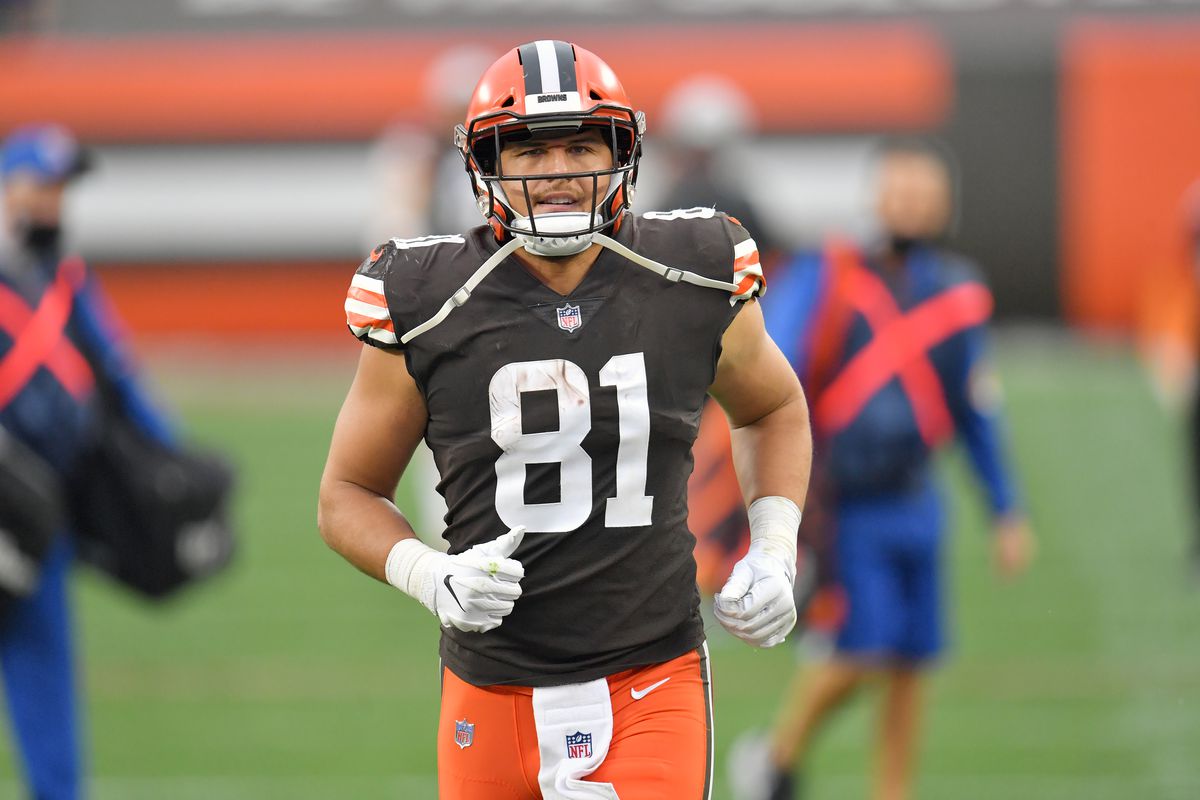 Tight end Austin Hooper #81 of the Cleveland Browns warms up after halftime against the Indianapolis Colts at FirstEnergy Stadium on October 11, 2020 in Cleveland, Ohio. The Browns defeated the Colts 32-23.