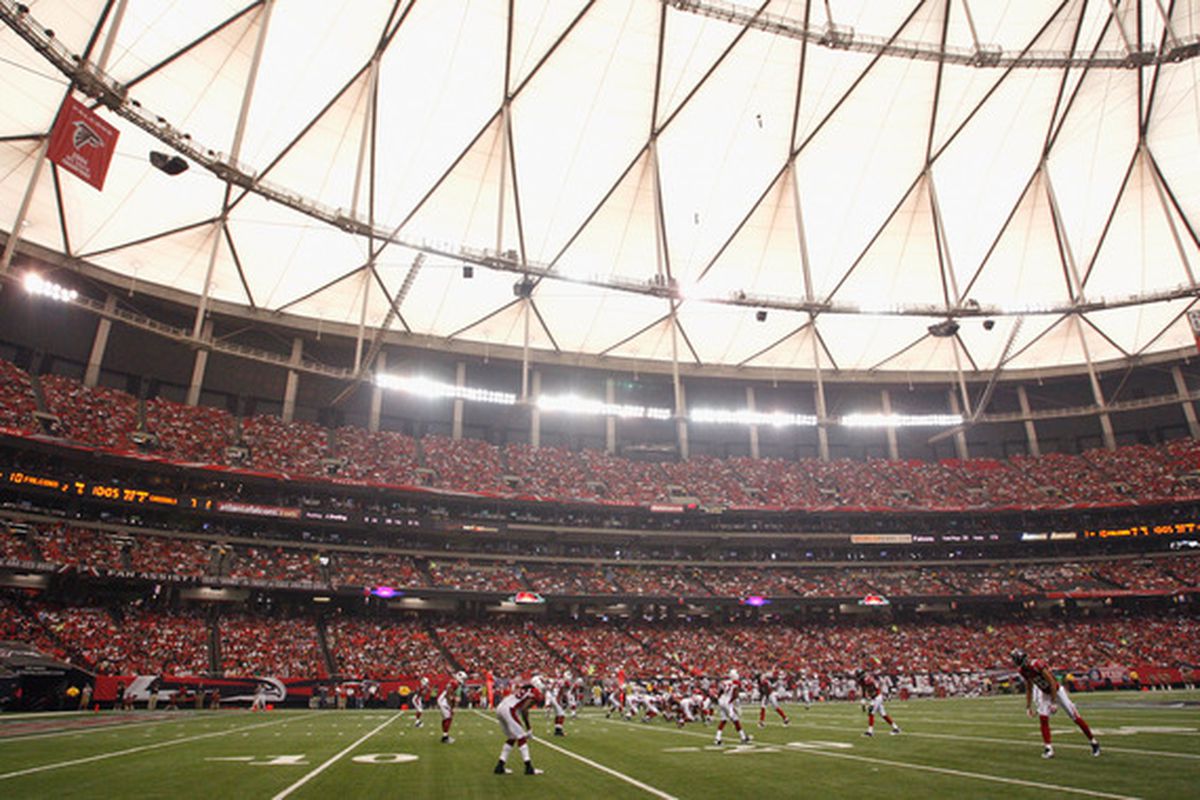 ATLANTA - SEPTEMBER 19:  The offense of the Atlanta Falcons lines up against the defense of the Arizona Cardinals at Georgia Dome on September 19 2010 in Atlanta Georgia.  (Photo by Kevin C. Cox/Getty Images)