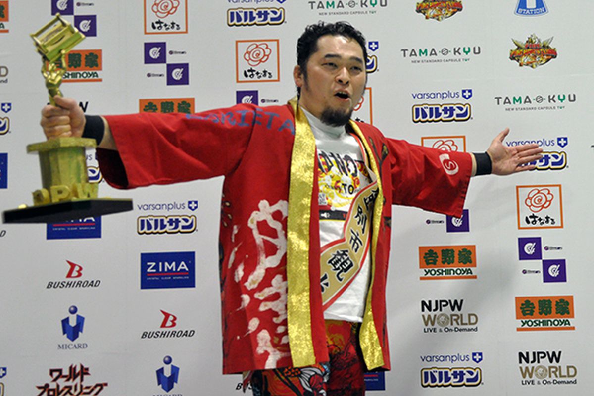 Toru Yano poses with the KOPW 2020 trophy