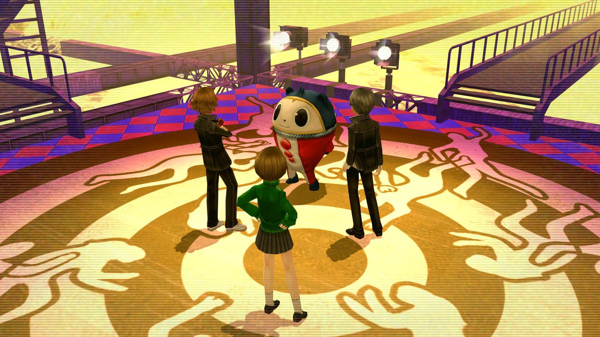 Teddie, Chie, Yosuke and the protagonist talk at the entrance to the TV world.