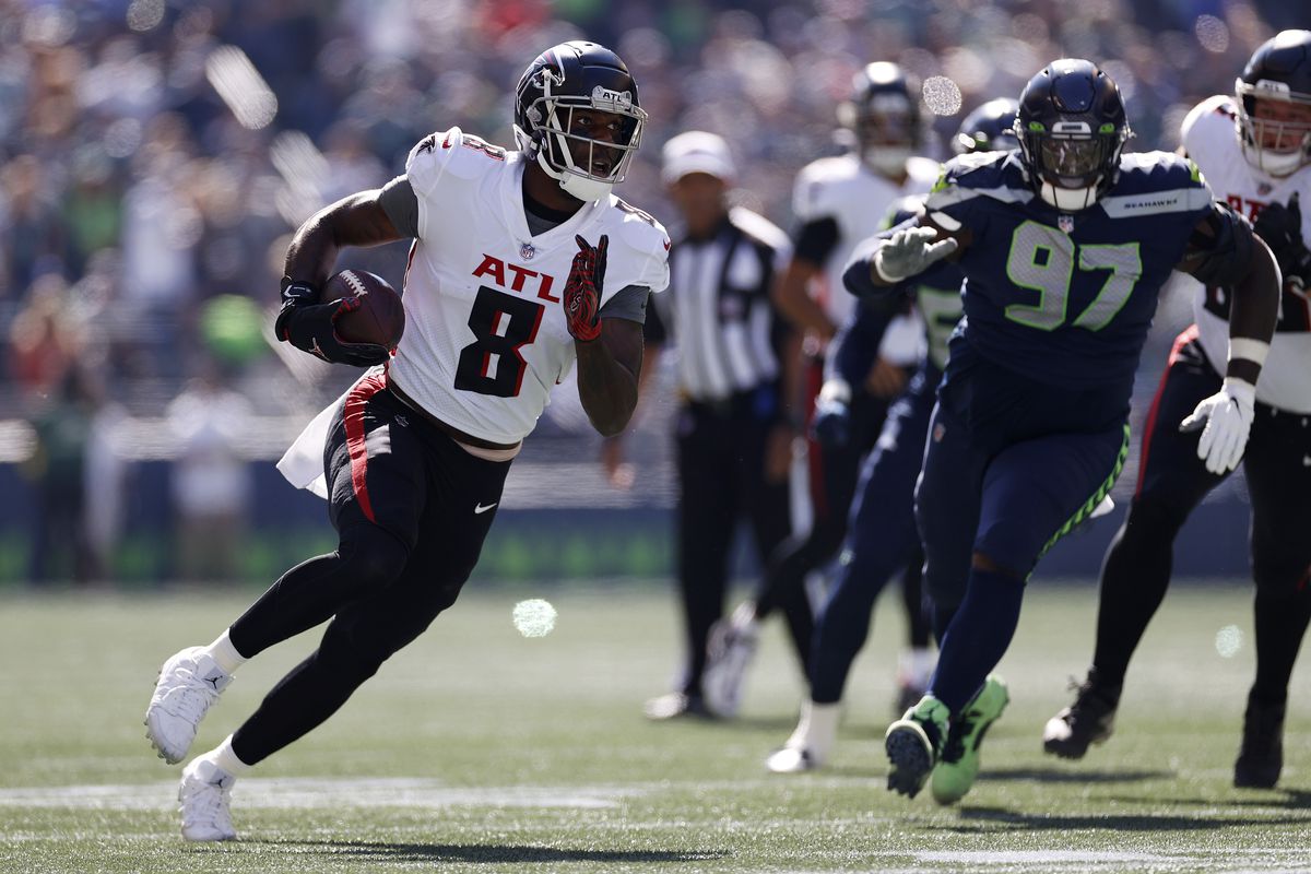 Kyle Pitts #8 of the Atlanta Falcons runs with the ball against the Seattle Seahawks during the first quarter at Lumen Field on September 25, 2022 in Seattle, Washington.
