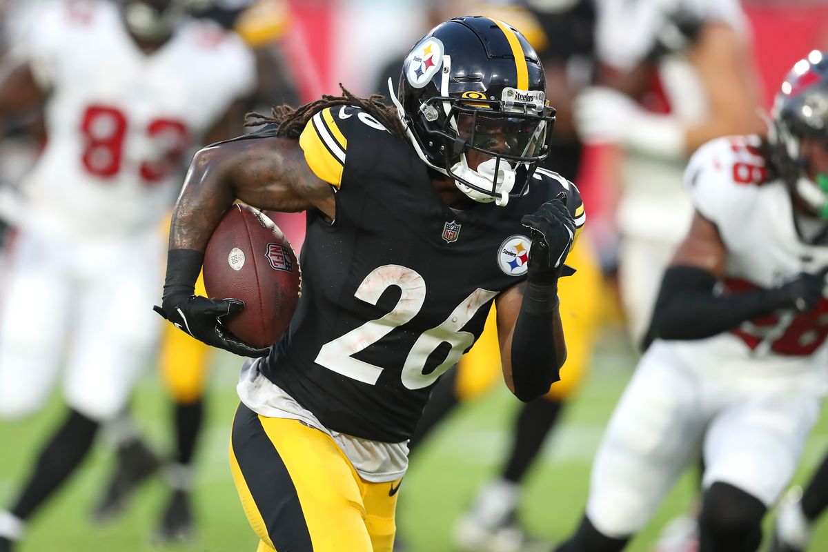 Pittsburgh Steelers Running Back Anthony McFarland (26) carries the ball during the preseason game between the Pittsburgh Steelers and the Tampa Bay Buccaneers on August 11, 2023 at Raymond James Stadium in Tampa, Florida.