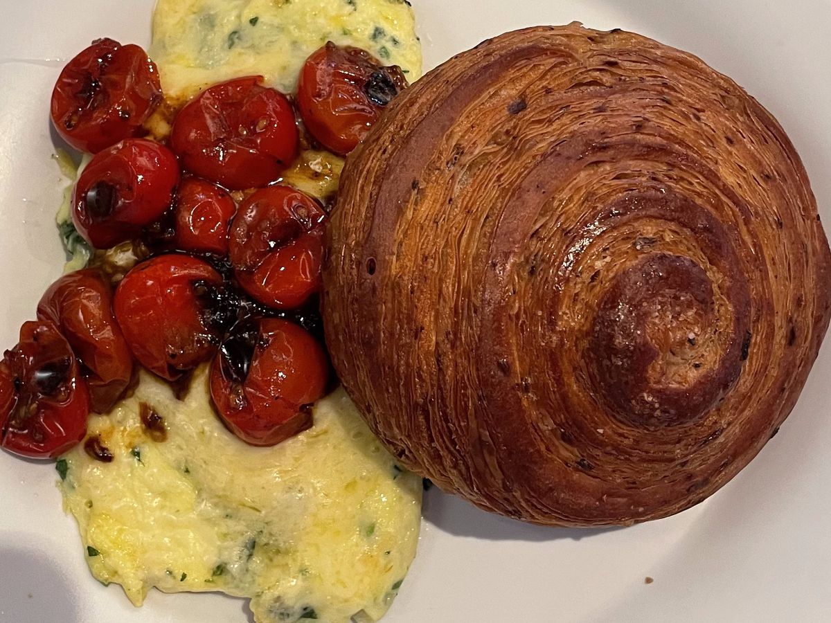 Omelette with spinach, herbs, Dubliner cheese and roasted cherry tomatoes, sided by a rosemary-kalamata croissant.