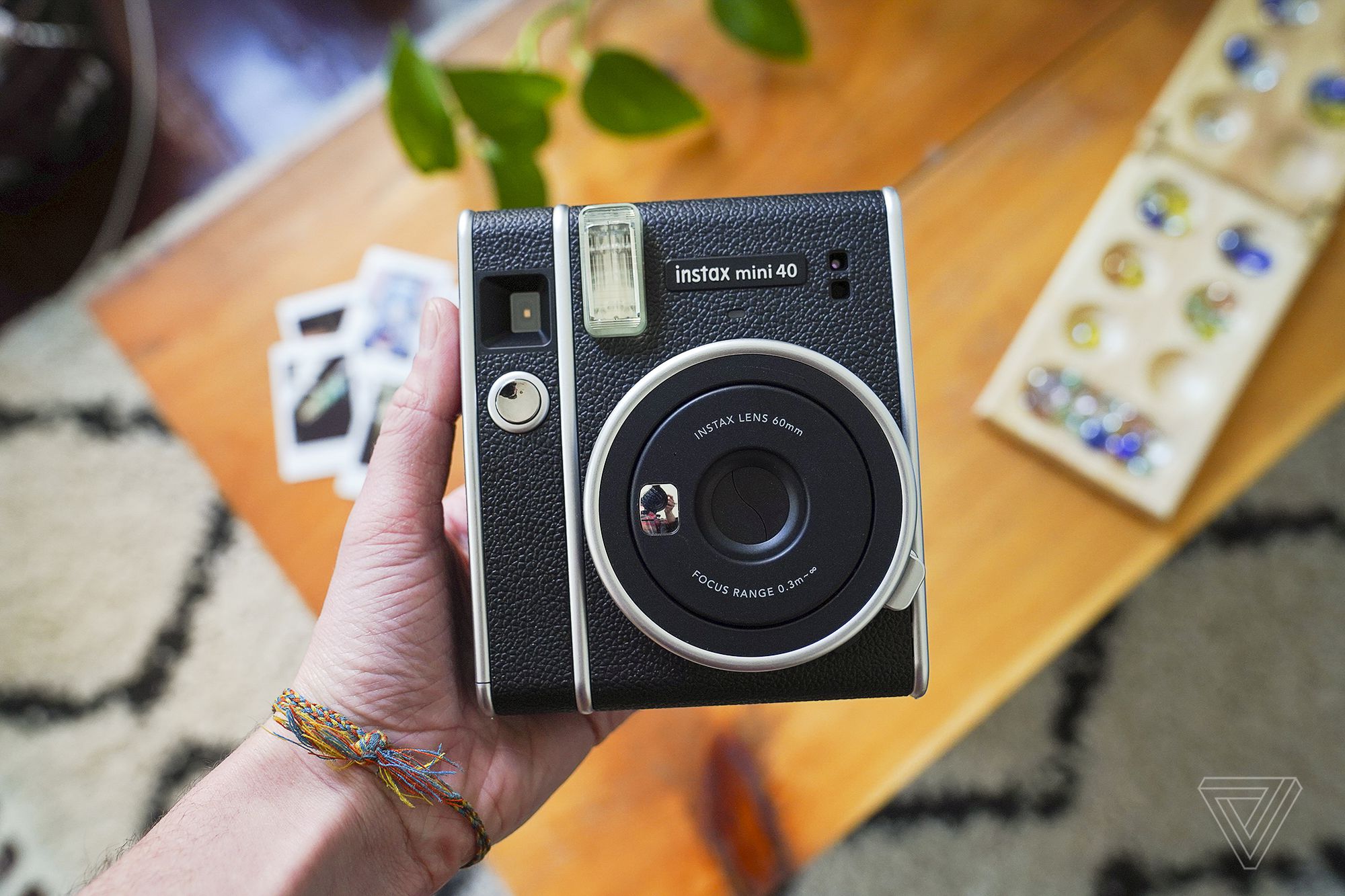 Nodig hebben Voorwaardelijk Sluiting Fujifilm's new Instax Mini 40 is a $100 vintage-looking toy - The Verge