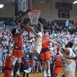 Simeon’s Antonio Reeves (3) slices between Brother Rice’s Jalen Rheams (10) and Brother Rice’s Anthony Arquilla (23), Friday 03-01-19. Worsom Robinson/For Sun-Times
