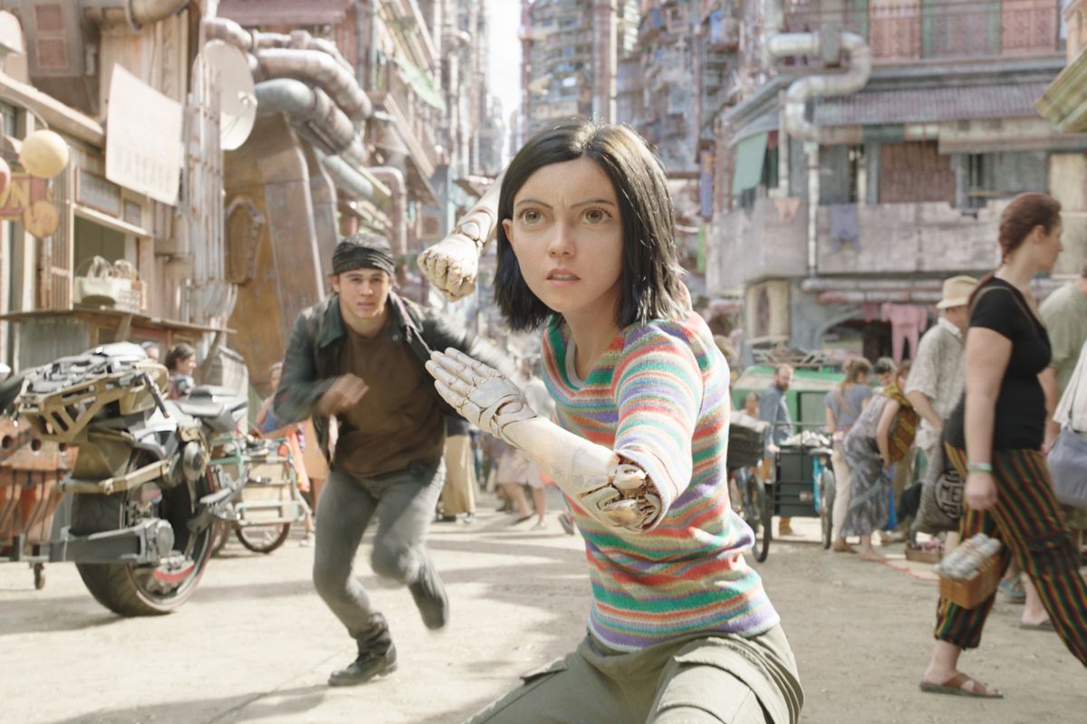 Alita prepares to fight in the street of Iron City