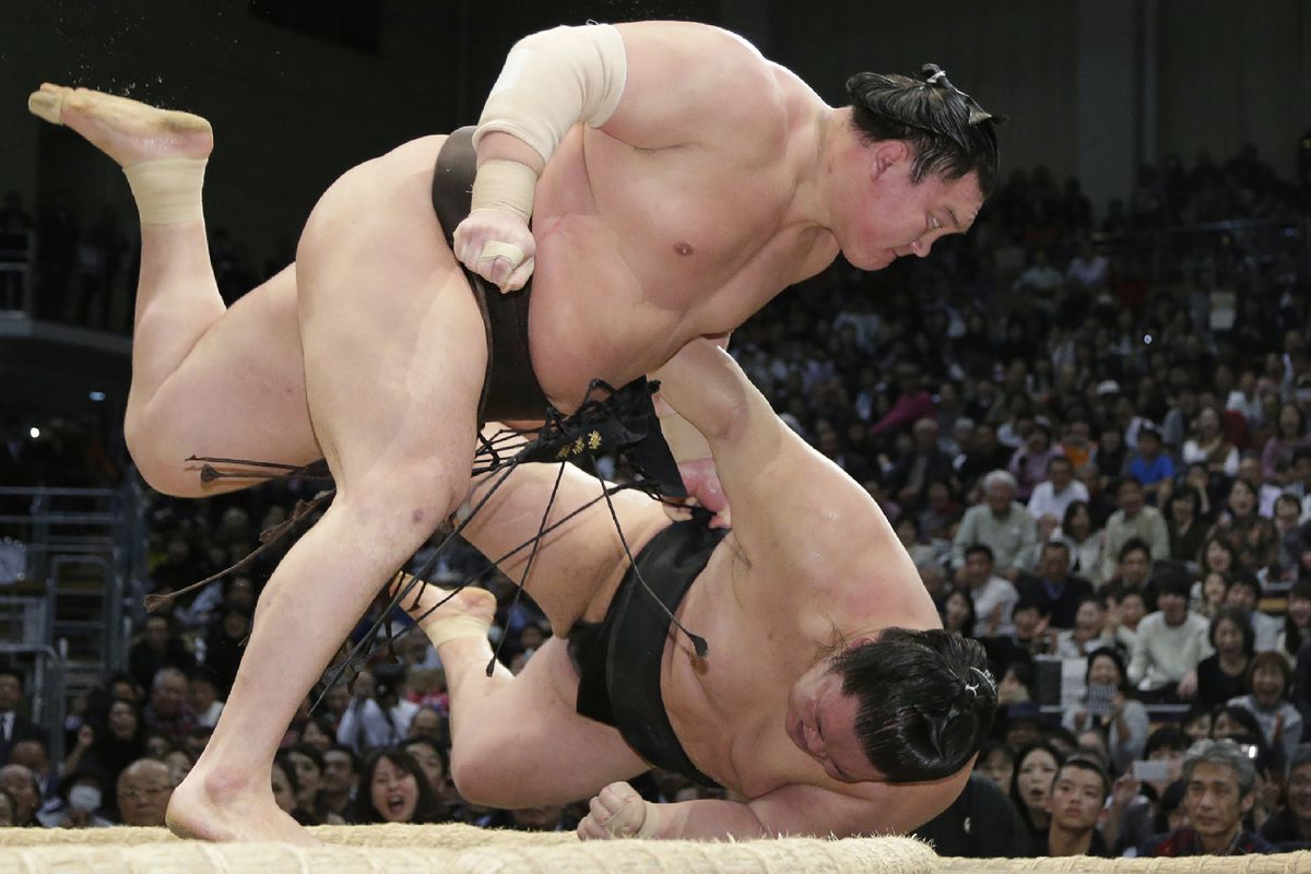 Hakuho throwing Goeido at the Kyushu Grand Sumo Tournament in 2017.