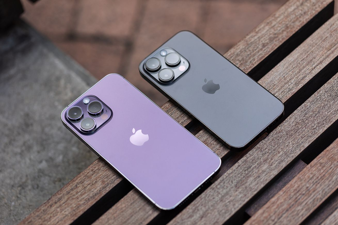A side-by-side photo of Apple’s iPhone 14 Pro Max and iPhone 14 Pro.