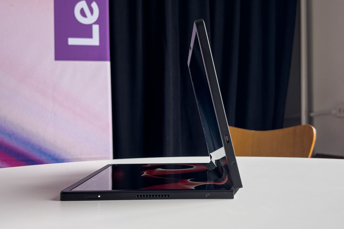 Le ThinkPad X1 Fold vu du côté droit dans une zone de démonstration.