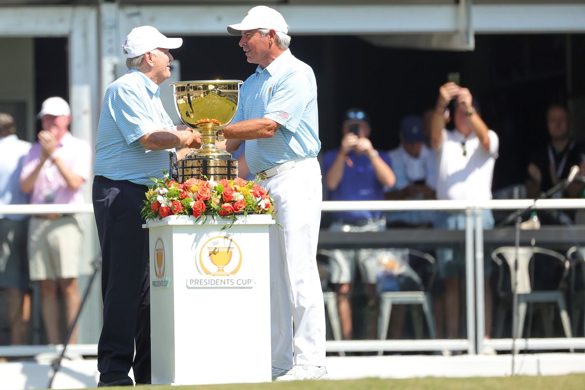 Jack Nicklaus and Assistant Captain Fred Couples of the United States Team shake hands after placing the Presidents Cup trophy on the podium on the first tee at the start of day one of the 2022 Presidents Cup at Quail Hollow Country Club on September 22, 2022 in Charlotte, North Carolina.
