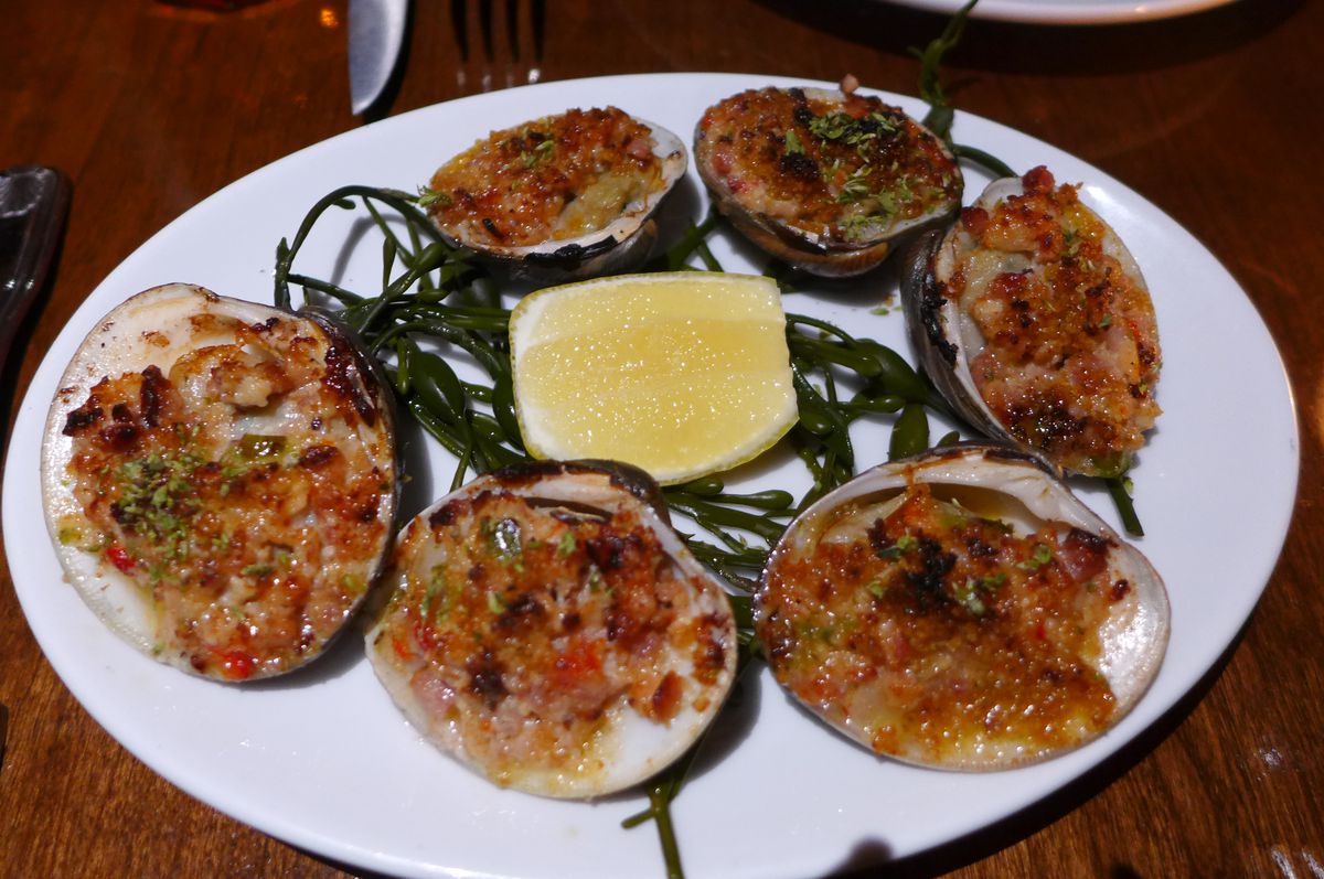 Six stuffed clams with breadcrumbs.