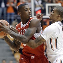 Oregon State guard Gary Payton II, right, defends Utah guard Delon Wright during the first half of an NCAA college basketball game in Corvallis, Ore., Thursday, Feb. 19, 2015. (AP Photo/Don Ryan)