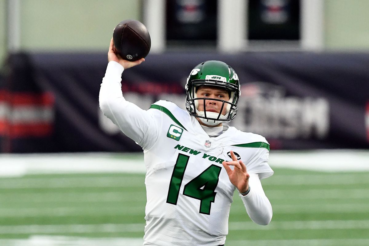 New York Jets quarterback Sam Darnold throws the ball against the New England Patriots during the second quarter at Gillette Stadium.