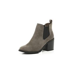 <b>River Island</b> dark brown block heel Chelsea boots, <a href="http://us.riverisland.com/women/shoes--boots/ankle-boots/Dark-brown-block-heel-Chelsea-boots-655359">$76</a>