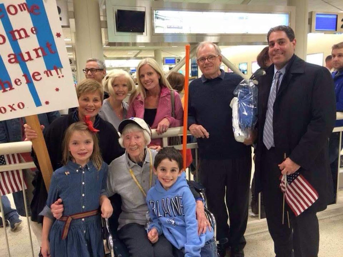 Retired Col. Helen McCormick surrounded by family at O’Hare Airport as she returned from a 2015 “honor flight” for World War II veterans. Her relatives said she was the only female colonel and the only veteran on the trip to have served in three wartime eras.