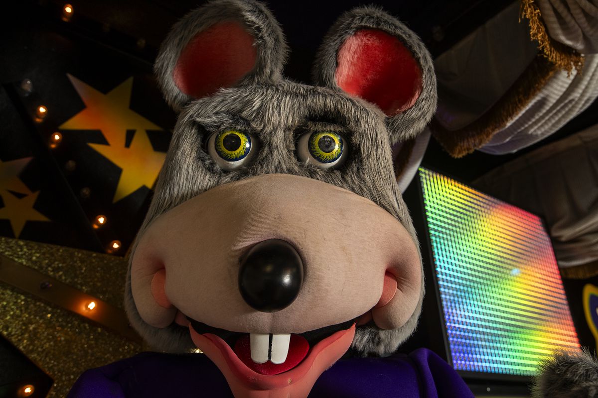 The head of an animatronic mouse at Chuck E. Cheese.