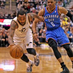 Utah Jazz point guard Mo Williams (5) chases a loose ball in front of Oklahoma City Thunder point guard Russell Westbrook (0) as the Utah Jazz and the Oklahoma City Thunder play NBA basketball Tuesday, April 9, 2013, in Salt Lake City.