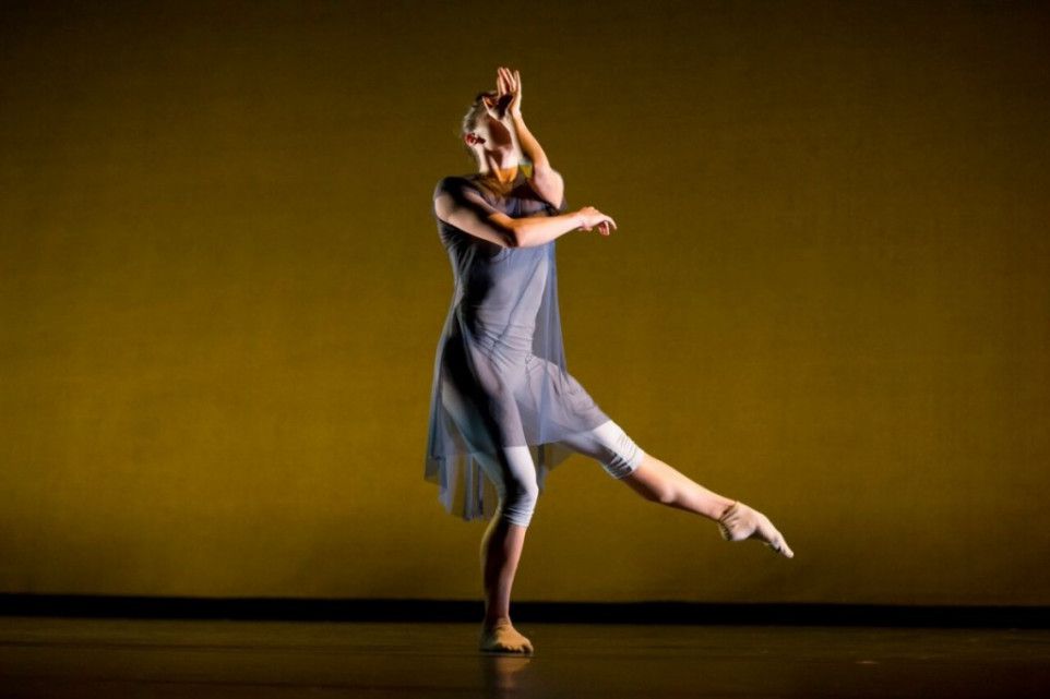 Hubbard Street Dance Chicago’s Jacqueline Burnett in Robyn Mineko Williams’ “Waxing Moon.” (Photo: Todd Rosenberg)