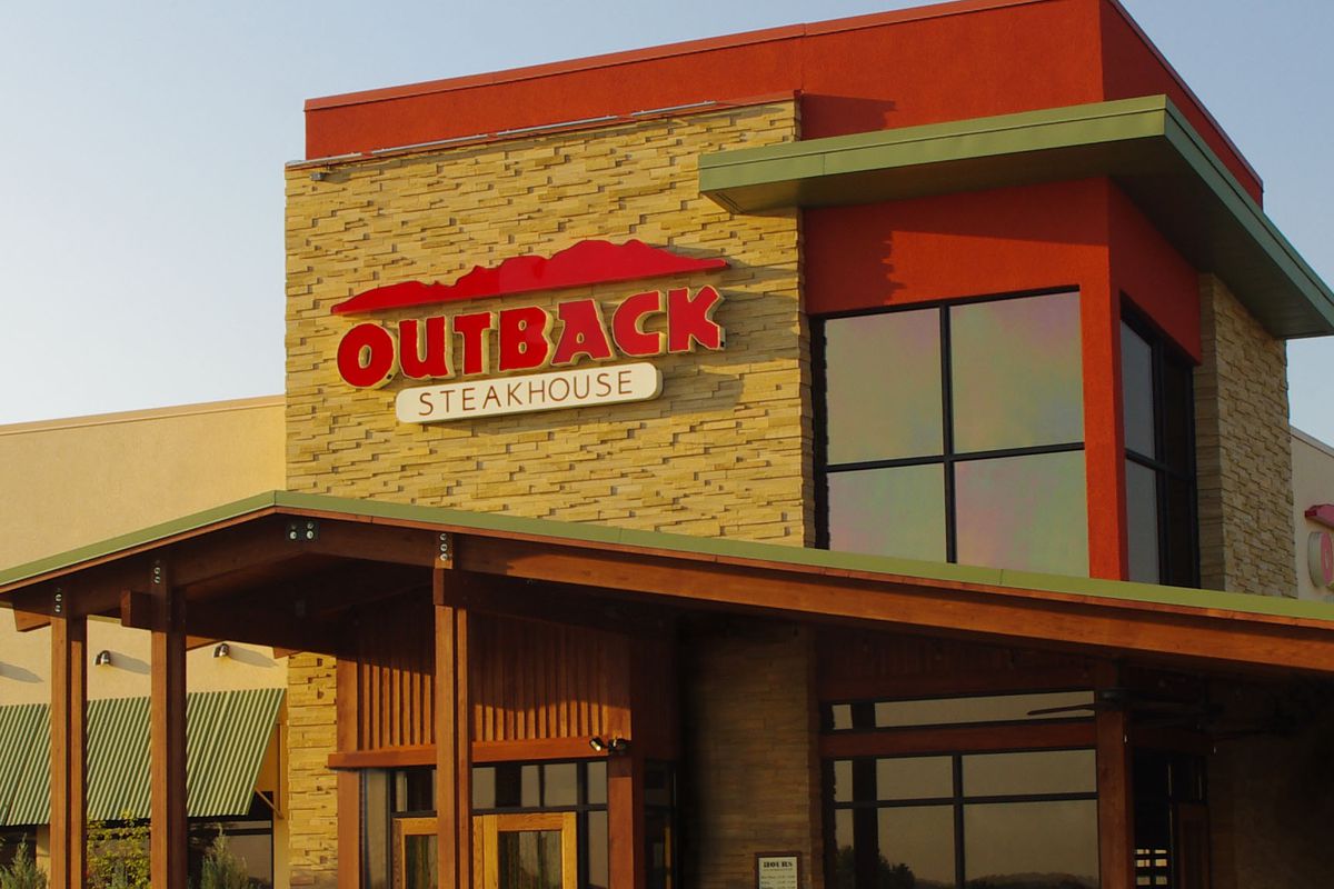 A location of Outback Steakhouse with the "Modern Australia" design scheme