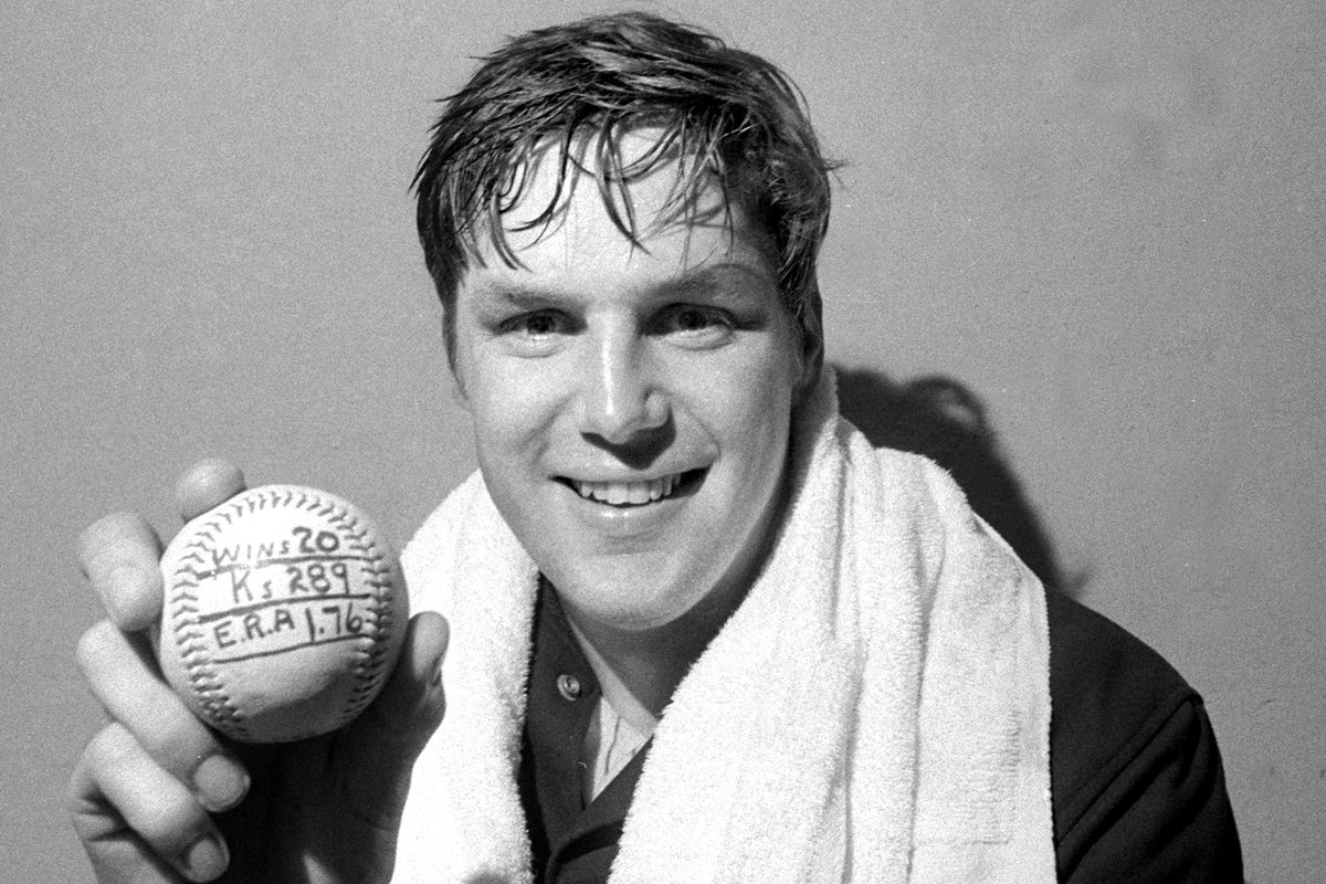 New York Mets’ Tom Seaver has a ball noting his 20th win aft