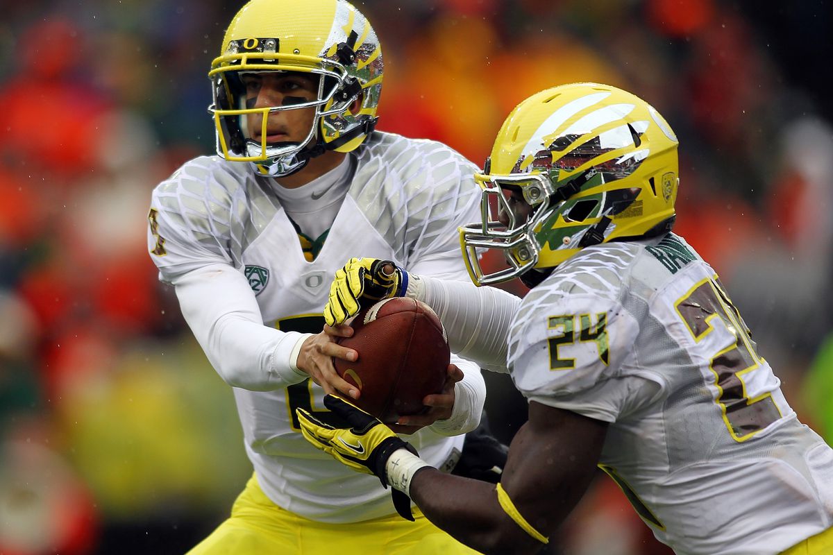 Oregon (yes, those are Oregon uniforms) QB Marcus Mariotta hands off to RB Kenjon Barner.  Look for this a lot tonight.