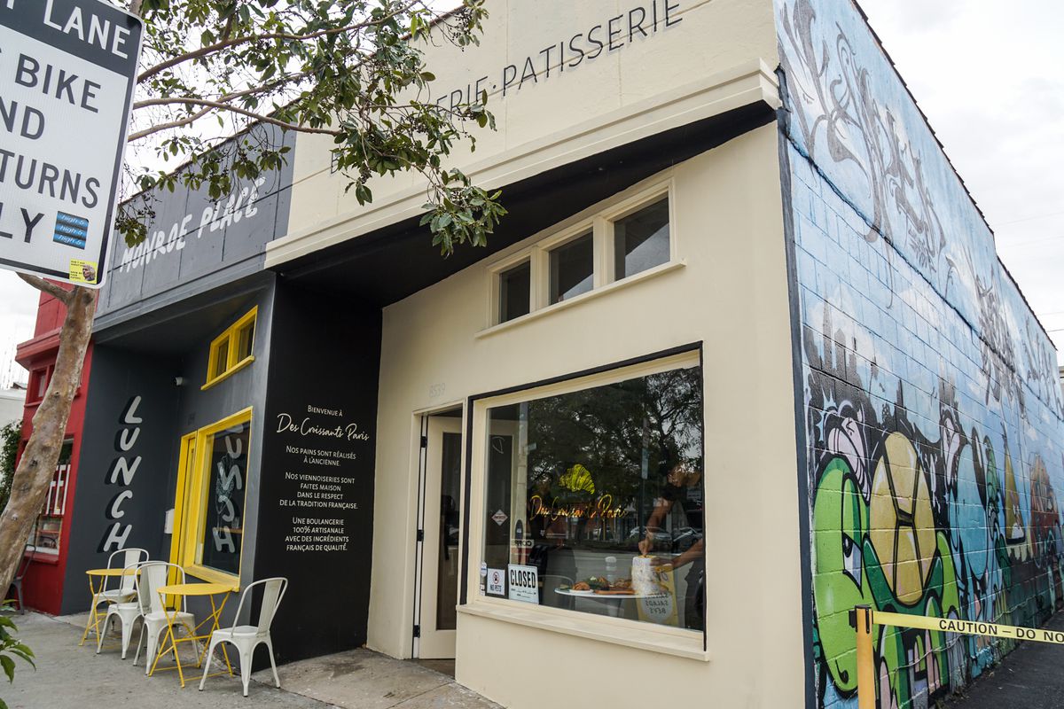 A storefront for French bakery Des Croissants Paris in Culver City, California.