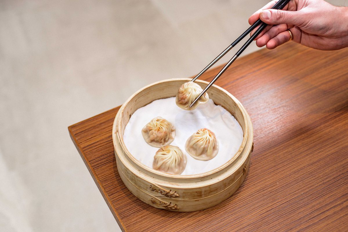 Din Tai Fung’s xiaolongbao dumplings let down food critic Tim Hayward at world-famous dumpling chain restaurant in London.