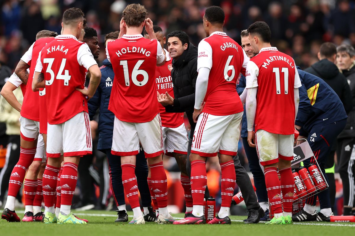Mikel Arteta gives his team instructions - Arsenal FC - Premier League