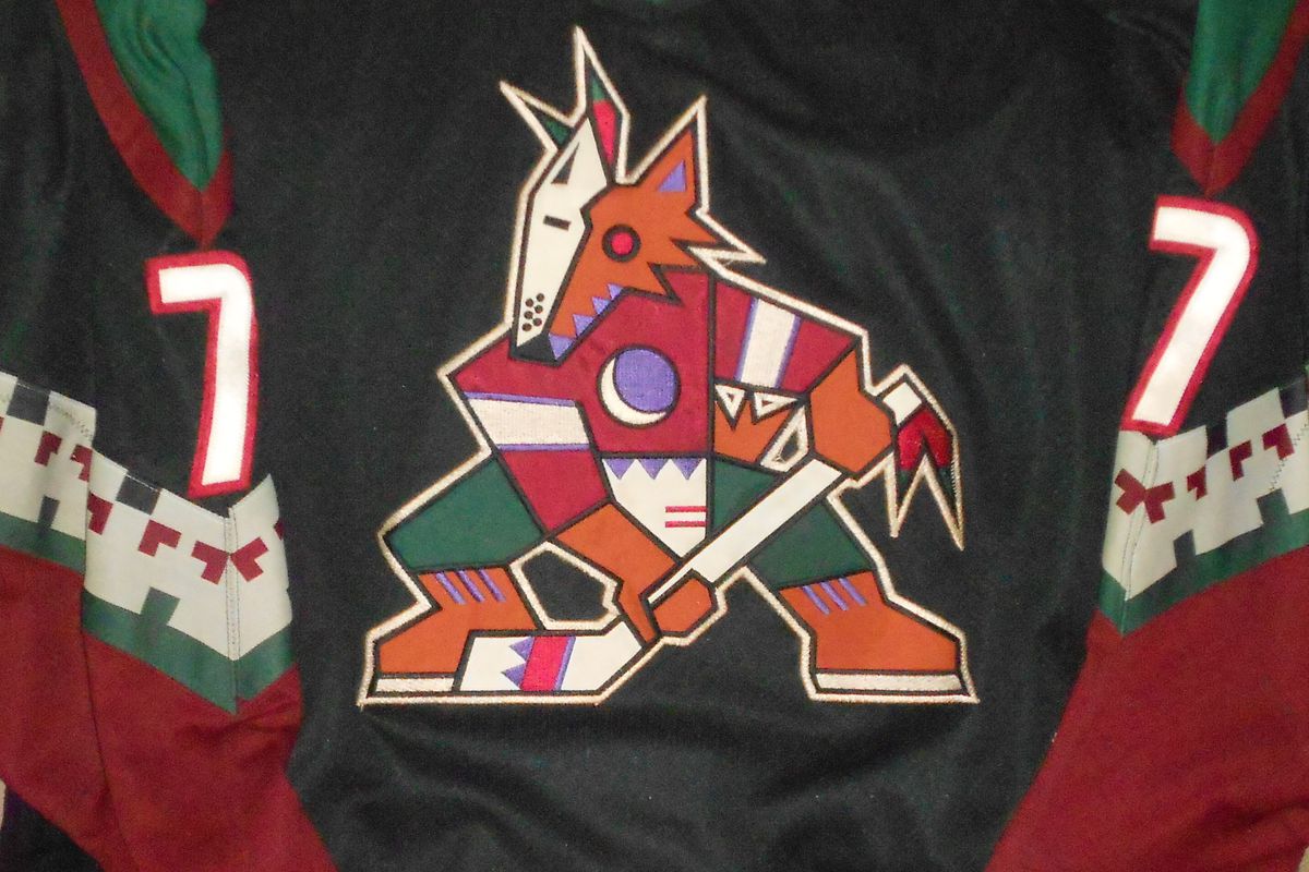Old-style Phoenix Coyotes Keith Tkachuk (signed on back number 7) jersey circa 1998
