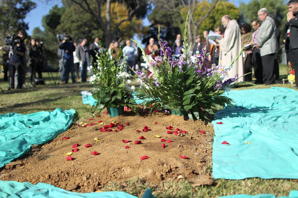 Mass Burial Held For Over 1,000 Unclaimed Bodies In Los Angeles