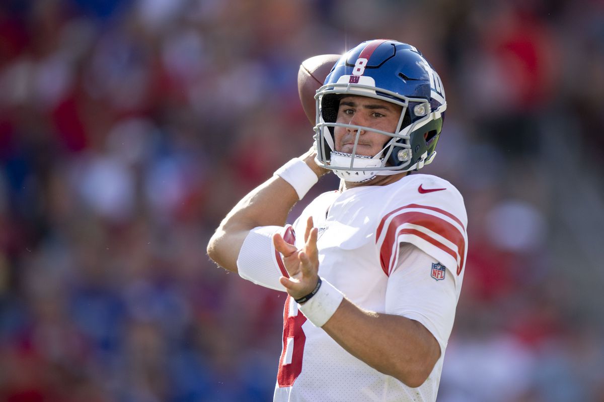 New York Giants quarterback Daniel Jones (8) throws a pass against the Tampa Bay Buccaneers during the second quarter at Raymond James Stadium.