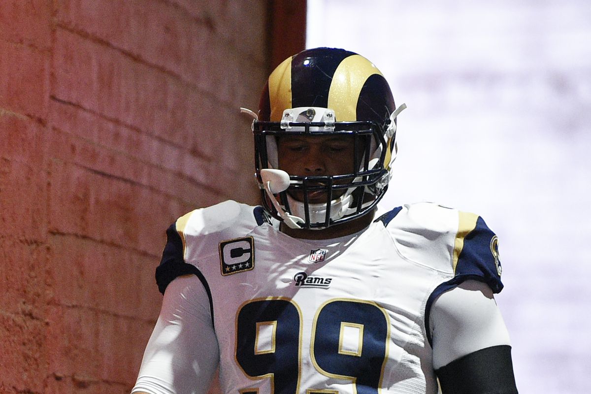 Los Angeles Rams DL Aaron Donald walks to the field against the Arizona Cardinals in Week 17, January 1, 2017.