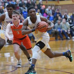 Simeon’s Kejuan Clements (0) passes the ball away against Brother Rice, Friday 03-01-19. Worsom Robinson/For Sun-Times