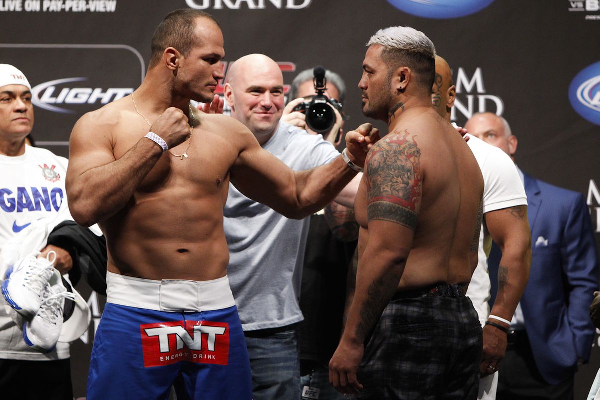 Junior dos Santos and Mark Hunt will clash on the UFC 160 main card.