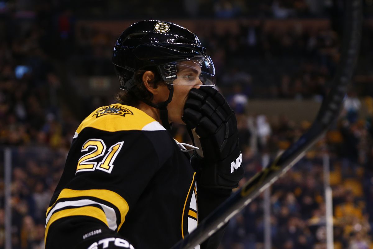 Loui Eriksson holds his nose.