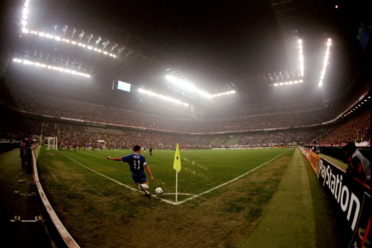 Dennis Wise takes a corner at the San Siro in 1999.