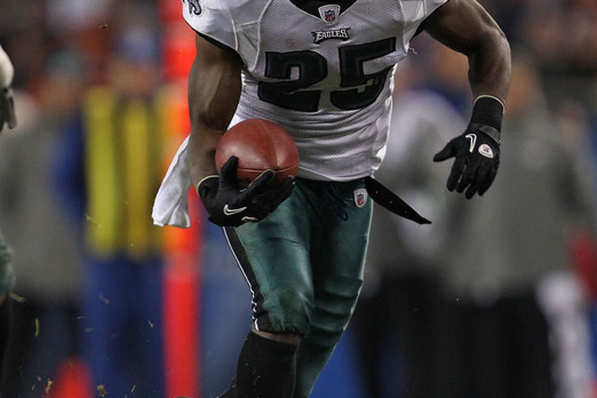 CHICAGO - NOVEMBER 28: LeSean McCoy #25 of the Philadelphia Eagles runs for yardage against the Chicago Bears at Soldier Field on November 28 2010 in Chicago Illinois. The Bears defeated the Eagles 31-26. (Photo by Jonathan Daniel/Getty Images)