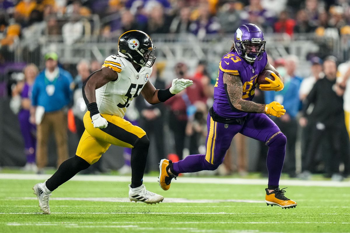Minnesota Vikings tight end Tyler Conklin (83) carries the ball during the second quarter against the Pittsburgh Steelers at U.S. Bank Stadium.