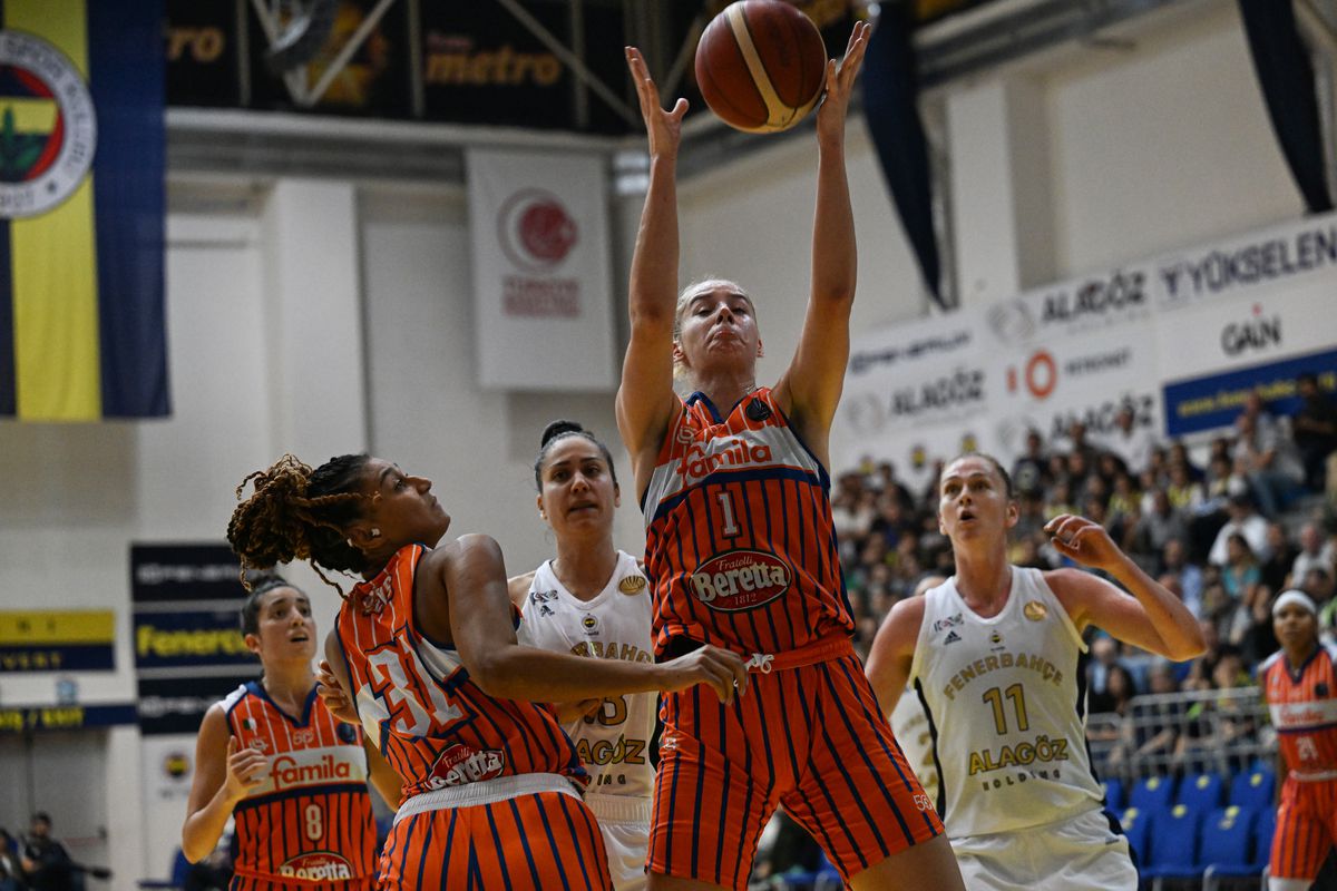 Fenerbahce Alagoz Holding v Beretta Famila Schio - FIBA EuroLeague Women