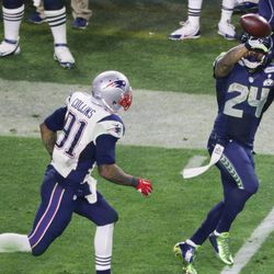 Seattle Seahawks running back Marshawn Lynch (24) makes a catch as New England Patriots outside linebacker Jamie Collins (91) looks on during the second half of NFL Super Bowl XLIX football game Sunday, Feb. 1, 2015, in Glendale, Ariz.