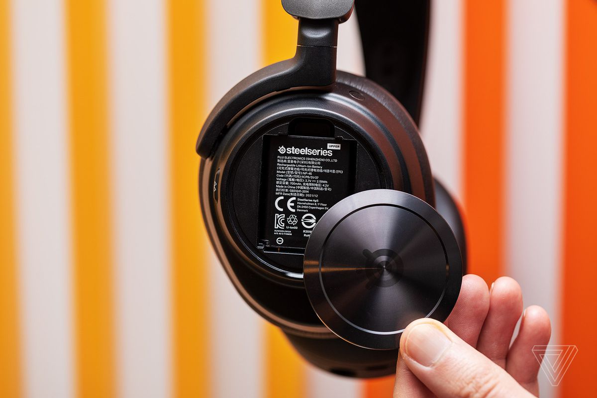 When you remove the polished metal disc on the side of the right earcup, you find the swappable battery underneath.