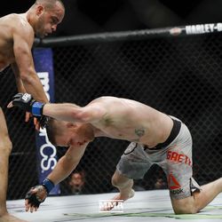 Eddie Alvarez knocks down Justin Gaethje with a knee at UFC 218.