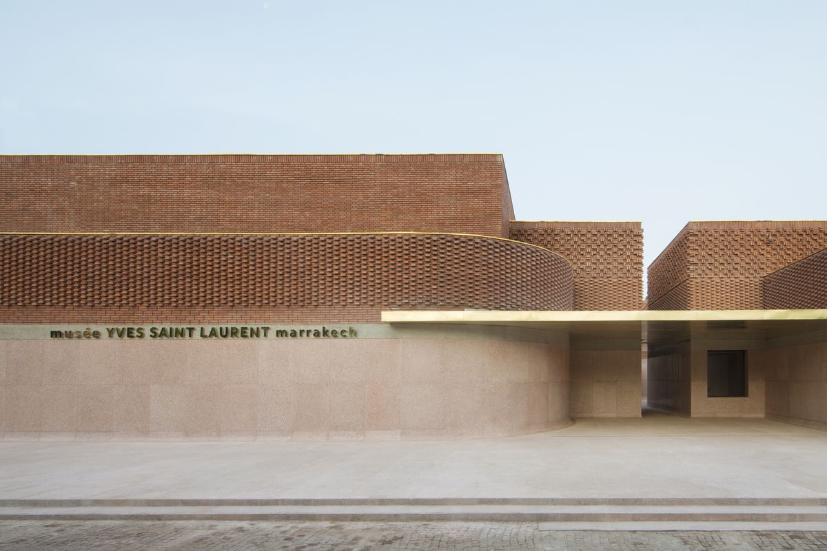 The low-profile museum is characterized by both curving and straight-edge volumes made from brick latticework and terrazzo. 