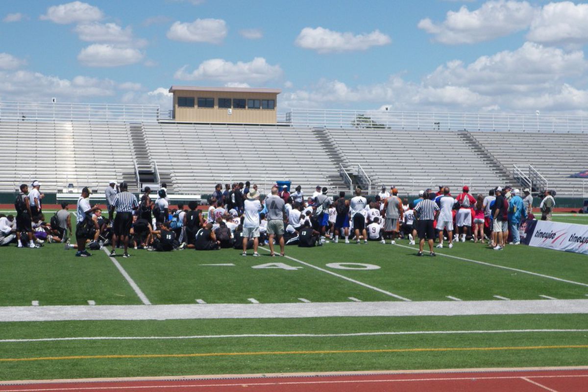 Coaches and players meet prior to the start of the Austin Red Bull Gamebreakers 7-on-7 qualifier at Round Rock High School (photo by the author).