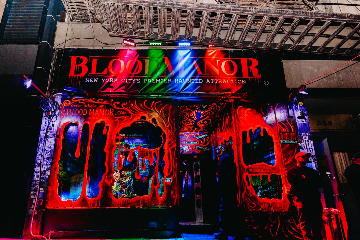 Image of the entrance to the scary halloween attraction Blood Manor. 